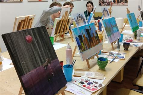 Vaikai, piešiantys tapybos studijoje