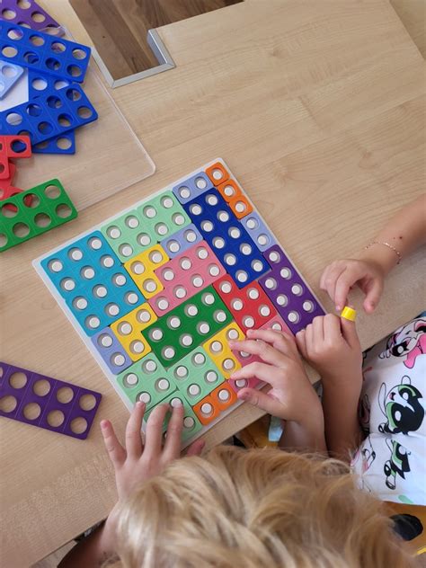 Vaiko rankose esanti edukacinė planšetė parke