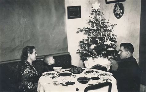 Šventinė nuotrauka, vaizduojanti šeimos susibūrimą prie Kūčių stalo