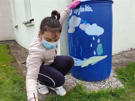 Vaikas, atliekantis vandens apytakos rato eksperimentą su maišeliu