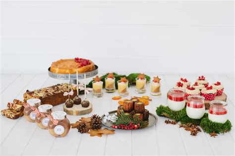 Kalėdinis stalas su desertais