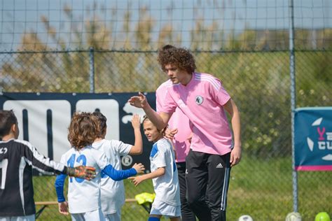 Futbolo treneris su vaikais