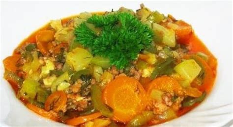 Vaikų pietų lėkštė su daržovėmis ir mėsa