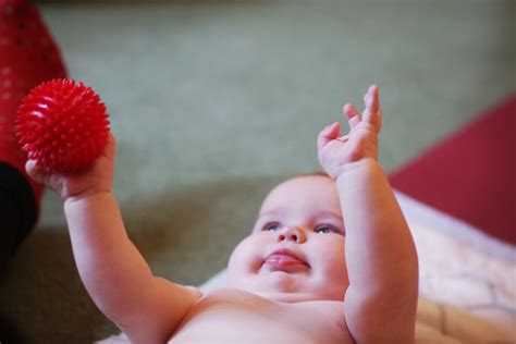 Kūdikis žaidžia ant pilvo