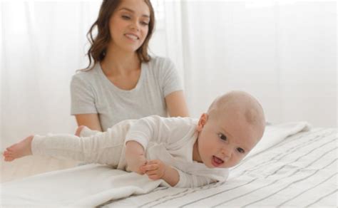 Schema kaip kūdikis verčiasi nuo nugaros ant pilvo