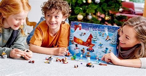 vaikas su mylimu žaislu lovytėje