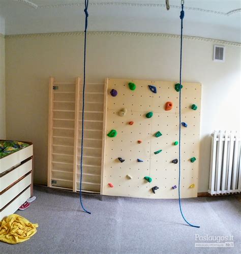Vaikas žaidžia ant laipiojimo sienelės
