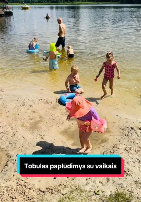 Vaikas dėvi spalvingus 