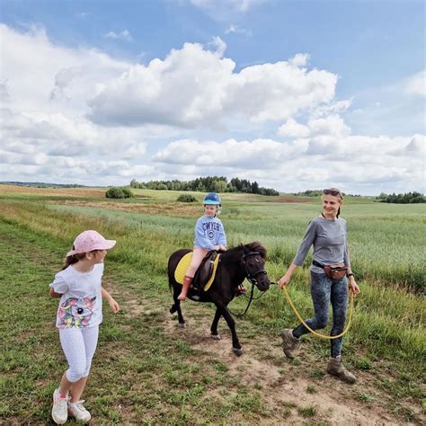 vaikai jodinėja ant žirgų