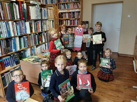 Pirmokai, skaitantys knygas