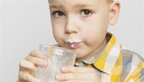 Vaikas, laikantis už pilvo