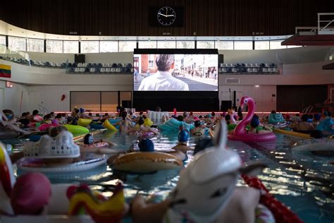 Žiūrovai baseine žiūri filmą „Nasrai“