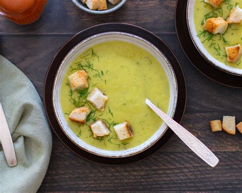 Cukinijų sriubos patiekimas vaikams