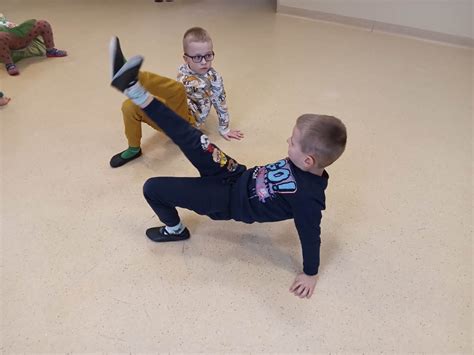 vaikas bando stovėti ant vienos kojos