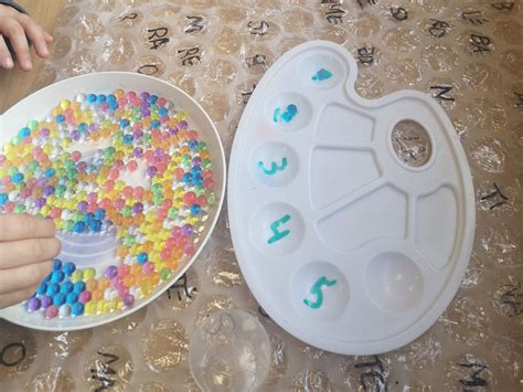 Vandens perlai ir smėlis eksperimentams