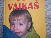 Vaikas, skaitantis knygą
