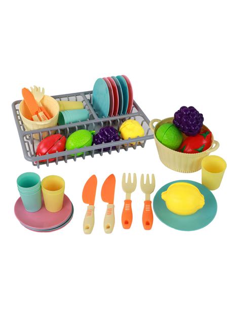 vaikas su virtuvės įrankiais