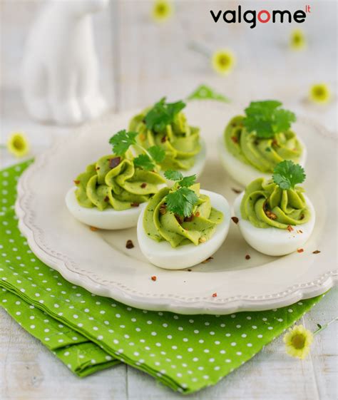 Kiaušiniai įdaryti avokadu ir špinatais