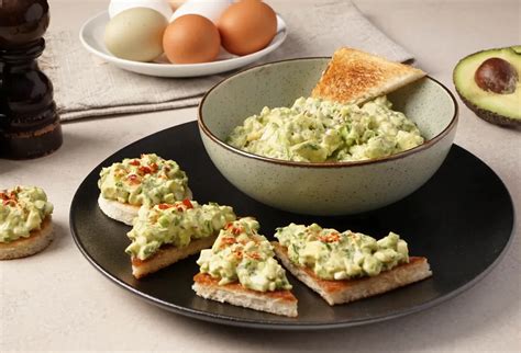 Avokado ir kiaušinių salotos ant duonos