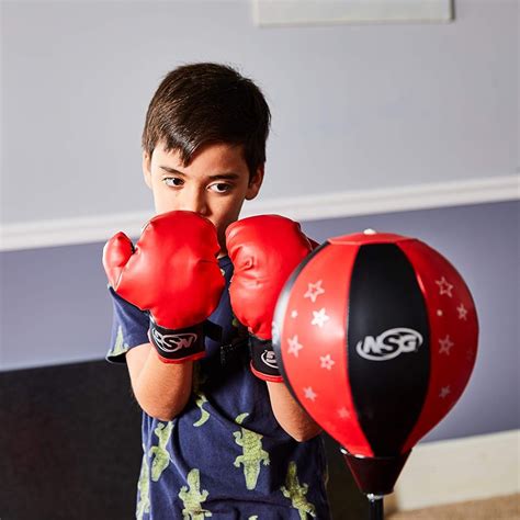 vaikas treniruojasi su vaikiška bokso kriauše