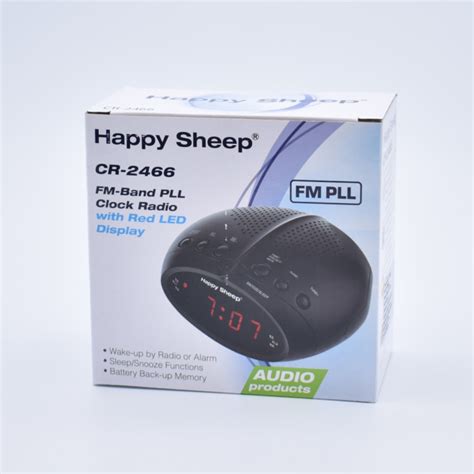 Istorinė nuotrauka su senoviniu radijo imtuvu ir šiuolaikine magnetola