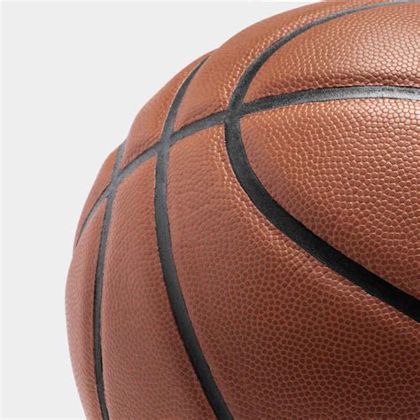 Krepšinio kamuolys ir vaikiški sportiniai bateliai