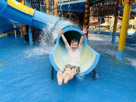 Vandens parkas Saulėtame krante