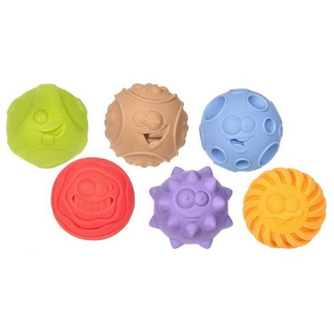 Kūdikis tyrinėja įvairių tekstūrų kamuoliukus