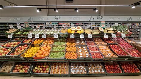 Daržovių ir vaisių asortimentas parduotuvėje