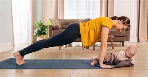 Moteris, daranti pratimus po gimdymo