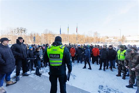 Savanoriai ir policijos pareigūnai ieško dingusios mergaitės