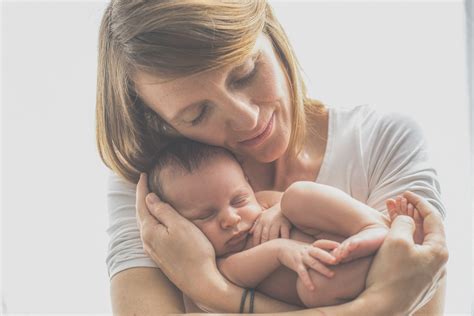 Mama ir kūdikis, skaitantys knygą