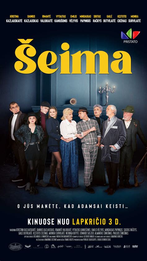 Šeima persirengia bendroje rūbinėje