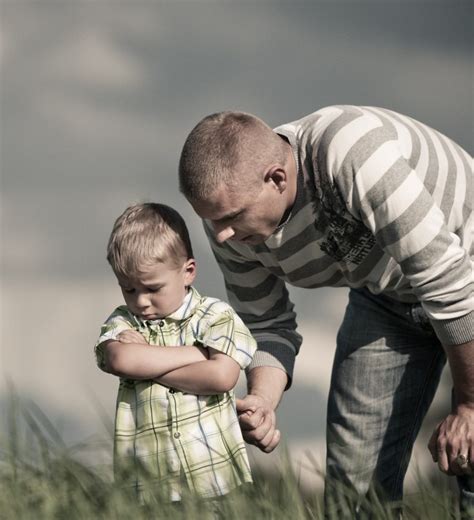 Vaikas ir tėvai kalbasi apie mirtį