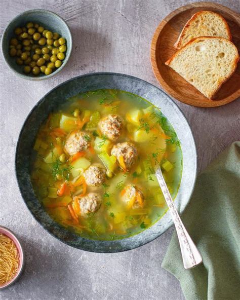 Kalakutienos mėsos kukulių sriuba