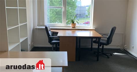 Darbuotojai valantys biuro patalpas