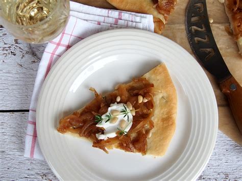 Tortilijos su Halloumi sūriu ir karamelizuotais svogūnais