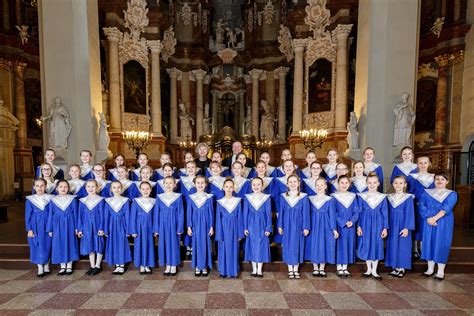 mergaitės dainuoja chorinėje mokykloje