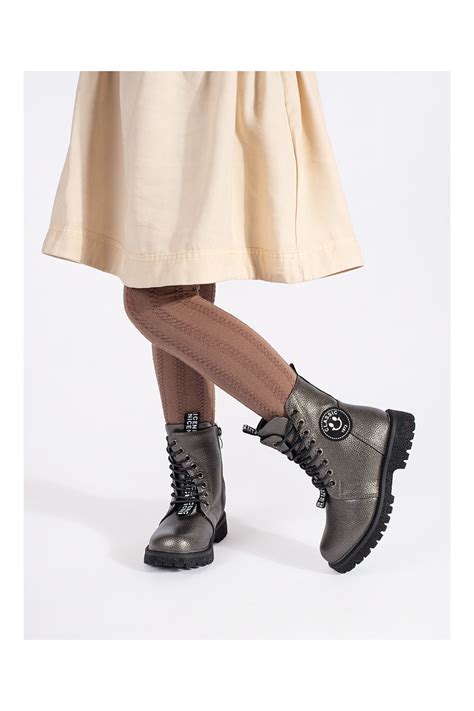 vaikiški batai su lipukais ir raišteliais