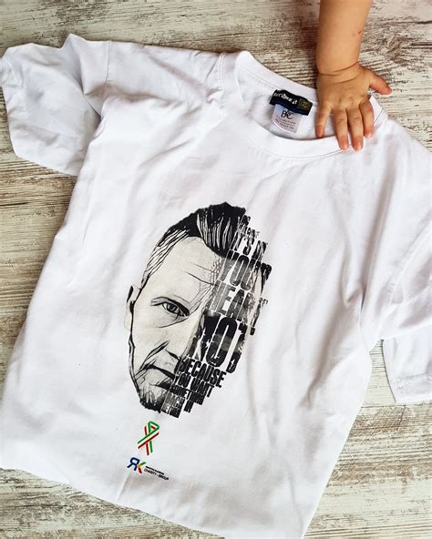 vaikų grupė dėvinti stilingus berankovius marškinėlius