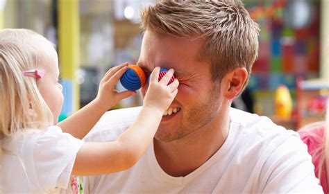 Tėvas, skaitantis pasaką vaikui