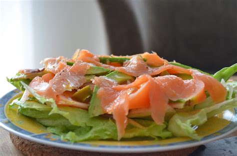 salotos su lašiša, avokadu ir kiaušiniais