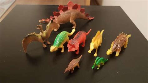 įvairūs žaisliniai dinozaurai