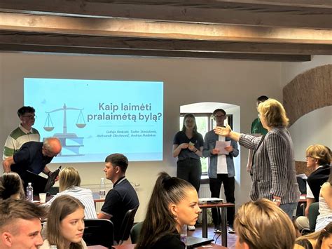 Nuotrauka, vaizduojanti bendradarbiavimą tarp dėstytojų, studentų ir ugdymo įstaigų specialistų.