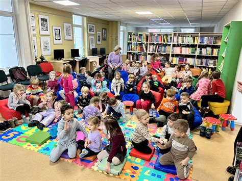 Vaikai dalyvauja skaitymo rytmetyje