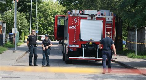 Paauglys, skaitantis knygą, atsispindinčią jo problemas