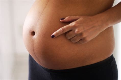 Moteris tepasi kakavos sviestu ant pilvo