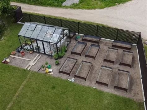 Darželio teritorija su lysvėmis ir šiltnamiu