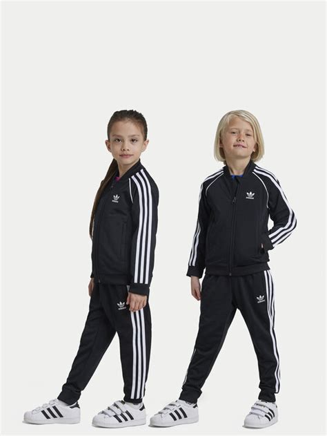 Vaikiškas Adidas sportinis kostiumas su tampriais rankogaliais ir klešnių galais