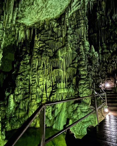 Stalaktitai ir stalagmitai Dzeuso urve
